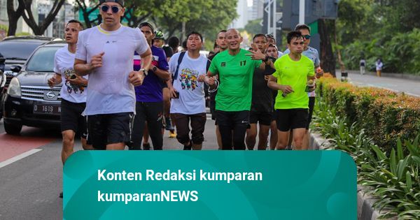 Ganjar Sandi Dan Siti Atiqoh Lari Pagi Di Senayan Park Sambil